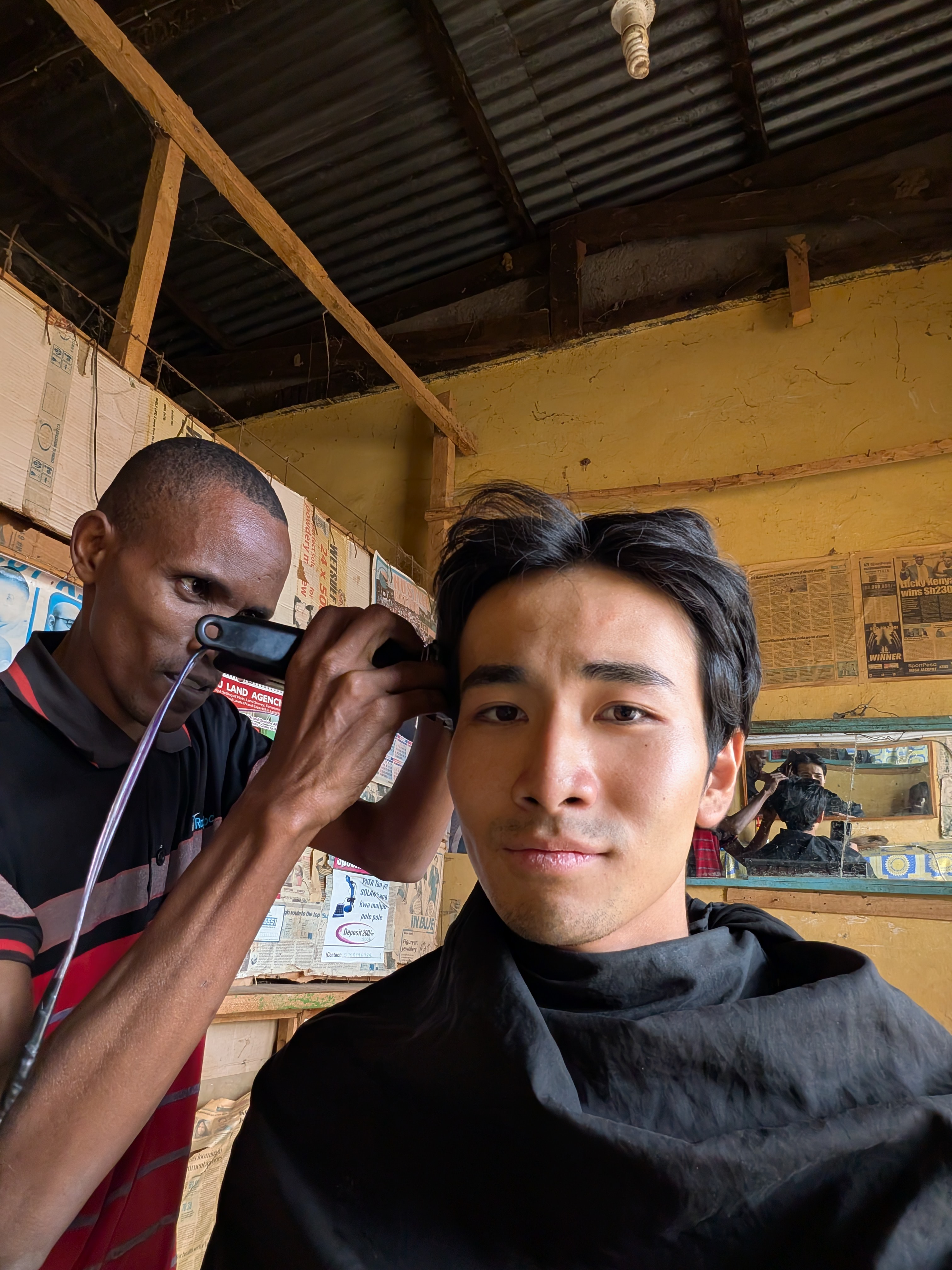 Kenya Street Haircut: Would you choose the shocking 50-yen buzz cut or the 100-yen luxury treatment? 💇‍♂️🇰🇪